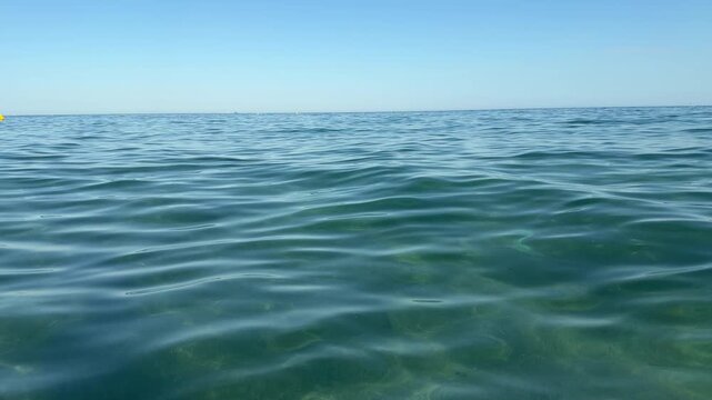 Superficie tranquila del mar Mediterr&aacute;neo vista a nivel del agua en un d&iacute;a sereno &mdash; v&iacute;deo 4K
