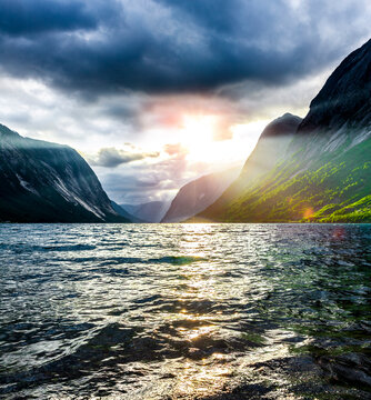 Lichtspot am Fjord in Norwegen
