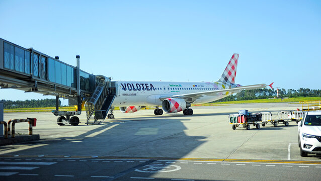 Avi&oacute;n Airbus de la compa&ntilde;ia de bajo coste espa&ntilde;ola Volotea en la pista del Aeropuerto de Asturias. Aeropuerto de Asturies, Oviedo, Gij&oacute;n, Avil&eacute;s. Principado de Asturias, Espa&ntilde;a. 