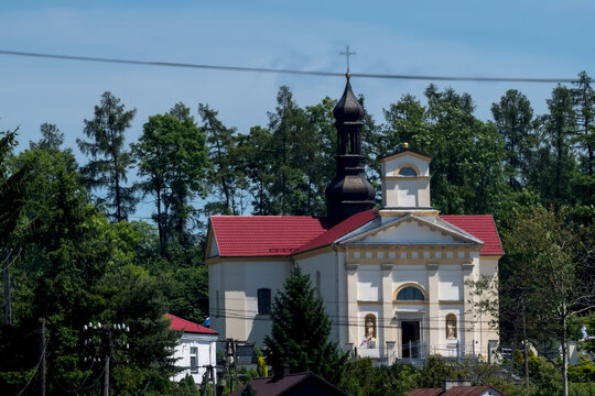 Kości&oacute;ł św. J&oacute;zefa Oblubieńca Najświętszej Maryi Panny w Bielinach w wojew&oacute;dztwie świętokrzyskim to imponująca budowla o ścianach w kolorze kości słoniowej i charakterystycznym czerwonym dachu. 
