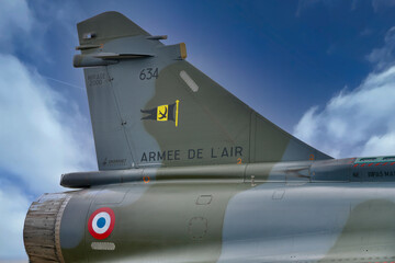 Obraz premium Mirage 2000 Armée de l'air empennage ciel bleu