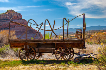 Obraz premium old wagon in the desert