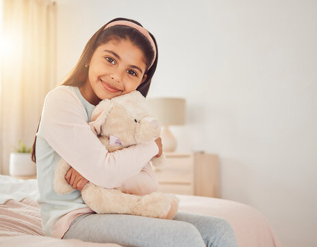 Ni&ntilde;a abrazando un peluche