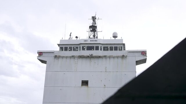 Puente de mando de un barco durante un d&iacute;a lluvioso, navegaci&oacute;n, control mar&iacute;timo, seguridad naval, transporte, tecnolog&iacute;a e industria portuaria