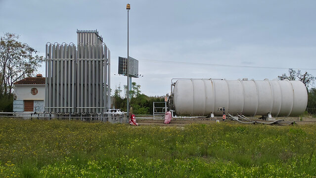 Industrial chemical plant storing fuel and supplying energy