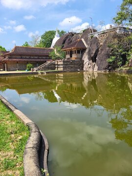 Temple Isurumuniya avec au premier plan le bassin aux &eacute;l&eacute;phants. Anuradhapura, Sri Lanka