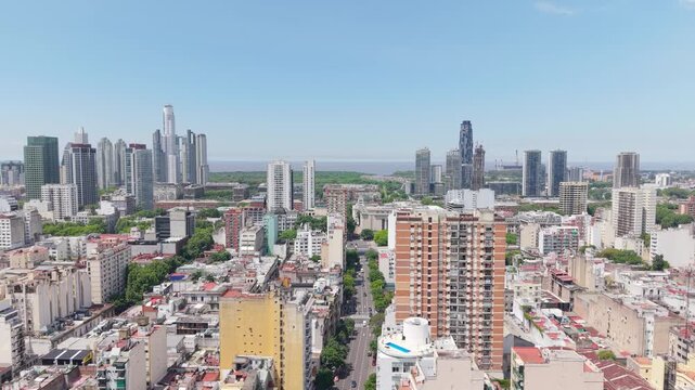 Vista panor&aacute;mica a&eacute;rea de Buenos Aires con Puerto Madero y el R&iacute;o de la Plata en un d&iacute;a despejado, arquitectura, turismo, desarrollo urbano, negocios y paisaje costero argentino