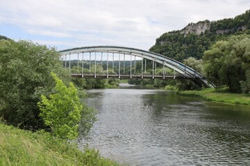 Fototapeta premium Pont de Baume les Dames sur la rivière le Doubs, ville de Baume les Dames, département du Doubs, France