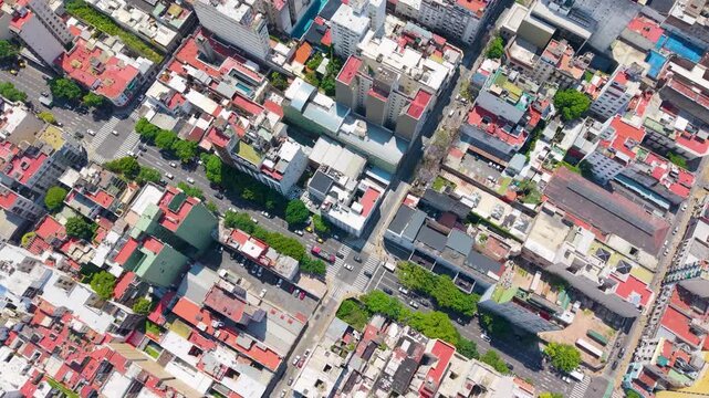 Vista panor&aacute;mica a&eacute;rea de Buenos Aires con Puerto Madero y el R&iacute;o de la Plata en un d&iacute;a despejado, arquitectura, turismo, desarrollo urbano, negocios y paisaje costero argentino