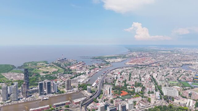 Vista panor&aacute;mica a&eacute;rea de Buenos Aires con Puerto Madero y el R&iacute;o de la Plata en un d&iacute;a despejado, arquitectura, turismo, desarrollo urbano, negocios y paisaje costero argentino