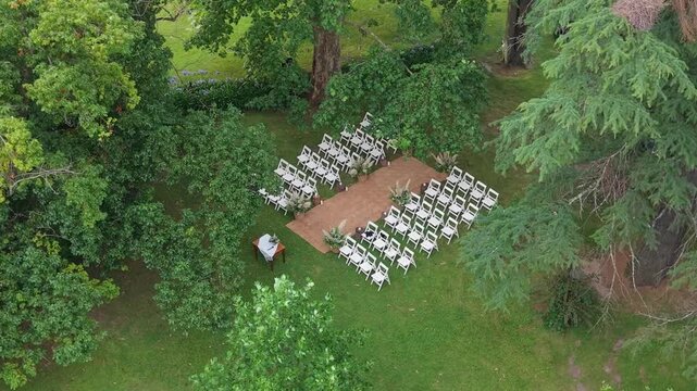 Altar de boda o espacio de ceremonia al aire libre en una estancia durante un d&iacute;a soleado, casamiento, celebraci&oacute;n, romance, evento social y entorno campestre
