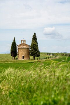 Cappella Della Madonna Vitaleta, Tuscany (Italy) - Eingebettet zwischen Zypressen an der Landstra&szlig;e zwischen San Quirico d&rsquo;Orcia und Pienza.
