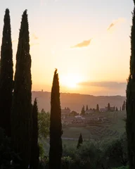 Fototapeten Schwarz Abendstimmung im Val d‘Orcia, Toskana (Italien) - Blick über Monticciello bis nach Pienza  © Kati Sommer 