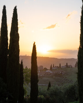 Abendstimmung im Val d&lsquo;Orcia, Toskana (Italien) - Blick &uuml;ber Monticciello bis nach Pienza