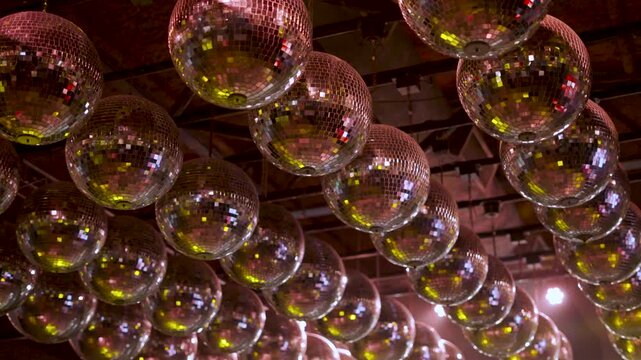 Muchas bolas de espejo girando en un sal&oacute;n de fiestas, discoteca, decoraci&oacute;n brillante para eventos, celebraci&oacute;n, baile, entretenimiento, m&uacute;sica y ambiente festivo