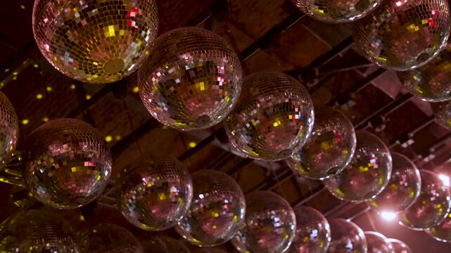 Muchas bolas de espejo girando en un sal&oacute;n de fiestas, discoteca, decoraci&oacute;n brillante para eventos, celebraci&oacute;n, baile, entretenimiento, m&uacute;sica y ambiente festivo