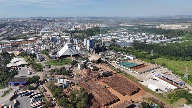 Drone em resolu&ccedil;&atilde;o 4K apresenta complexo industrial de papel e celulose evidenciando instala&ccedil;&otilde;es produtivas e integra&ccedil;&atilde;o log&iacute;stica em grande escala.