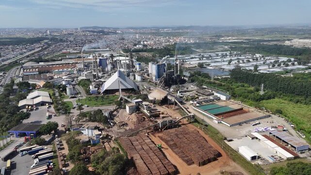 Vista a&eacute;rea de complexo industrial do setor de papel e celulose destaca infraestrutura fabril, produ&ccedil;&atilde;o em larga escala e desenvolvimento econ&ocirc;mico.