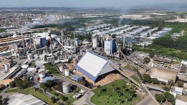 V&iacute;deo a&eacute;reo em 4K registra ind&uacute;stria de papel e celulose destacando estruturas fabris, &aacute;reas produtivas e infraestrutura log&iacute;stica em amplo complexo industrial.