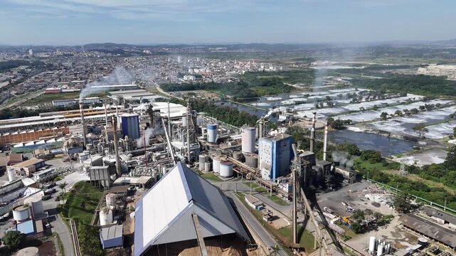 Vis&atilde;o a&eacute;rea de complexo industrial ligado &agrave; produ&ccedil;&atilde;o de papel e celulose revela infraestrutura moderna e expans&atilde;o econ&ocirc;mica.