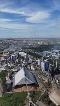 Filmagem a&eacute;rea em 4K mostra parque industrial dedicado ao processamento de papel e celulose com ampla infraestrutura produtiva e log&iacute;stica integrada.