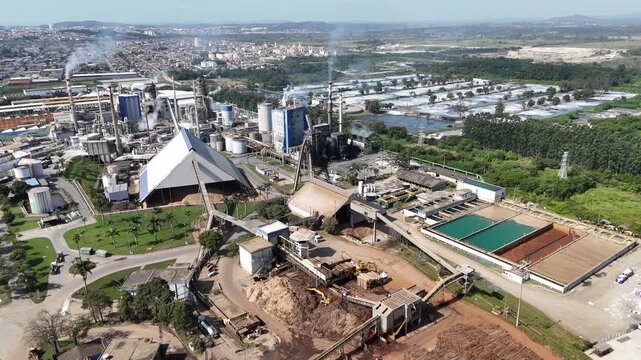 Vista a&eacute;rea de ind&uacute;stria de papel e celulose revela estruturas industriais, &aacute;reas de produ&ccedil;&atilde;o e infraestrutura log&iacute;stica em amplo complexo fabril brasileiro.