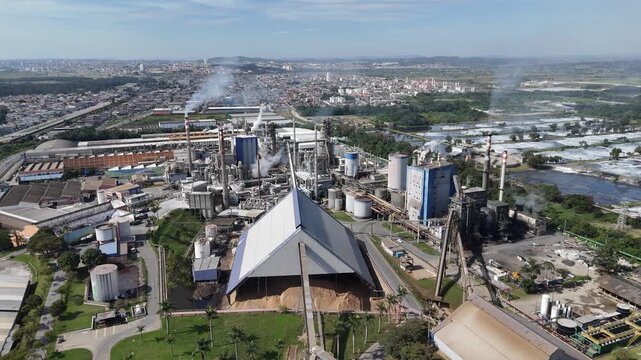Vista a&eacute;rea de ind&uacute;stria de papel e celulose em v&iacute;deo 4k mostra complexo fabril, instala&ccedil;&otilde;es produtivas e infraestrutura industrial em um amplo cen&aacute;rio de desenvolvimento econ&ocirc;mico.