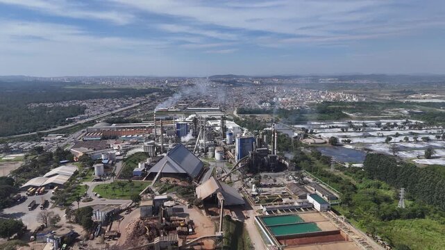 Imagem a&eacute;rea de f&aacute;brica do setor de papel e celulose evidencia log&iacute;stica, infraestrutura industrial e desenvolvimento produtivo.