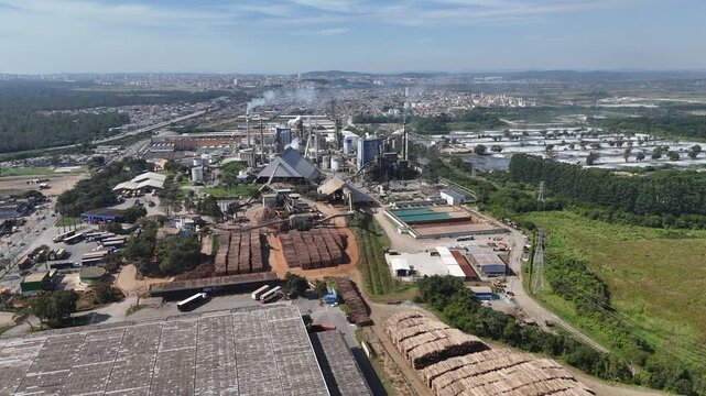 Imagem a&eacute;rea em v&iacute;deo 4k destaca ind&uacute;stria de papel e celulose com vis&atilde;o panor&acirc;mica do parque fabril, chamin&eacute;s, unidades produtivas e &aacute;rea industrial ao redor.