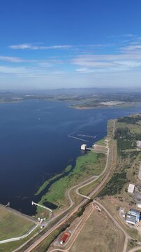 Vista a&eacute;rea da represa Taia&ccedil;upeba revela grande espelho d&rsquo;&aacute;gua, margens verdes e estrutura vi&aacute;ria no entorno, destacando a import&acirc;ncia h&iacute;drica e ambiental da regi&atilde;o paulista.
