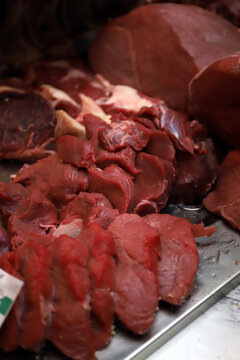 carne roja de ternera magra y cruda en el mercado