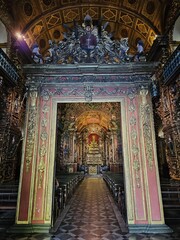 Obraz premium Ornate baroque church interior with gilded rood screen (lettner), Mosteiro de São Bento, Rio de Janeiro, Brazil 