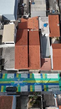 Drone registra rua decorada com elementos inspirados na Sele&ccedil;&atilde;o Brasileira para a Copa, valorizando a criatividade e o envolvimento da comunidade local.