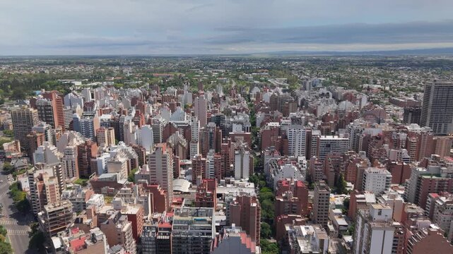 Recorrido panor&aacute;mico por la ciudad de C&oacute;rdoba Capital en un d&iacute;a soleado, numerosos edificios, arquitectura urbana, turismo, desarrollo inmobiliario y vida metropolitana en Argentina