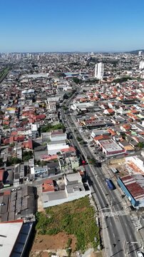 Drone registra o bairro Br&aacute;s Cubas em Mogi das Cruzes mostrando a integra&ccedil;&atilde;o entre &aacute;reas residenciais, avenidas e infraestrutura urbana consolidada.