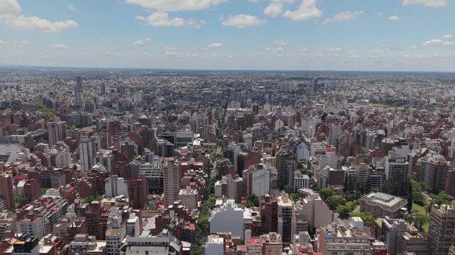Ciudad de C&oacute;rdoba en un d&iacute;a soleado, paisaje urbano con numerosos edificios, arquitectura, turismo, desarrollo inmobiliario y vida metropolitana en Argentina