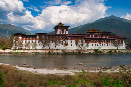 Punakha Dzong is one of the most famous landmark in Bhutan. Place where were coronated bhutanese kings has unique temple inside. Punakha, Bhutan