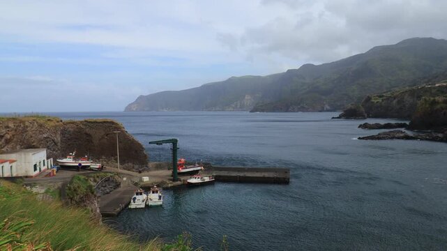 Impresionante timelapse de 15 segundos en Ponta Delgada, Isla de Flores, Azores. Capturando el encanto de la costa atl&aacute;ntica y su entorno natural.