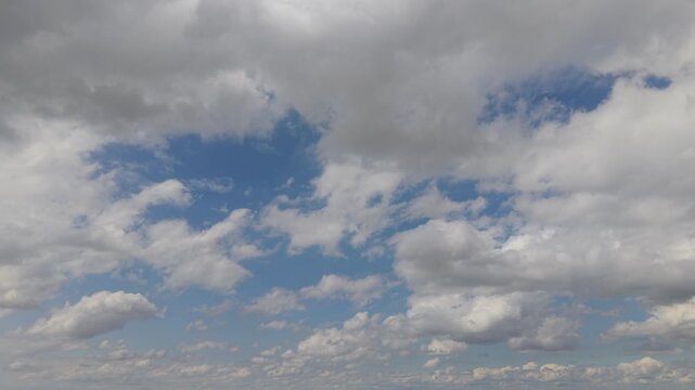 Nubes blancas avanzando en un cielo azul despejado durante un d&iacute;a soleado. Paisaje natural, clima y meteorolog&iacute;a