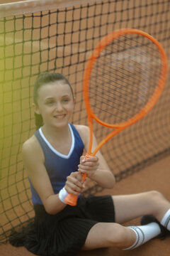 M&auml;dchen, 11, im Tennisoutfit am Tennisplatz