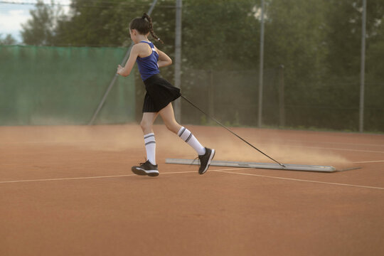 M&auml;dchen, 11, am tennisplatz