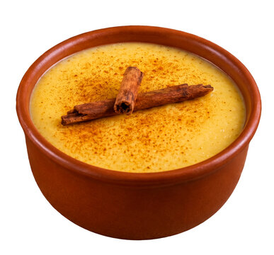 Mingau de milho cremoso servido em tigela r&uacute;stica com canela em p&oacute; e paus de canela. Sobremesa tradicional brasileira t&iacute;pica de Festa Junina e S&atilde;o Jo&atilde;o.