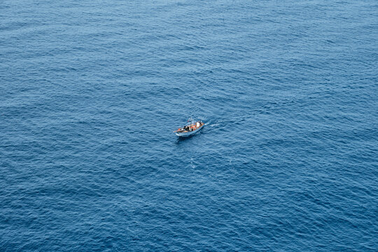 plongeurs sur un petit bateau en pleine mer de Sardaigne