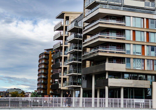 Immeubles modernes avec balcons en bord de mer dans un quartier r&eacute;sidentiel
