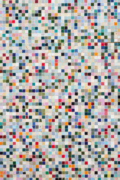d&eacute;tail sur un mur de maison en carreaux de mosa&iuml;ques color&eacute;s
