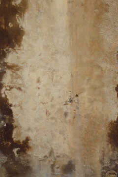 d&eacute;tail de texture sur un mur d&eacute;cr&eacute;pi ocre et marron de la fa&ccedil;ade d'une vieille maison en b&eacute;ton 
