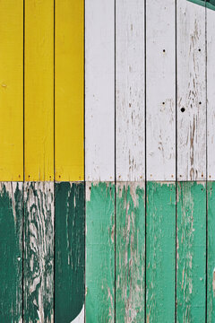 d&eacute;tail sur des planches en bois peintes jaune et vert 
