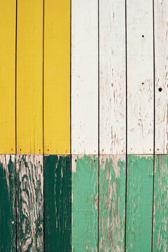 d&eacute;tail sur des planches en bois peintes jaune et vert 