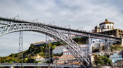 Fototapeta premium Structure métallique d’un pont emblématique au-dessus du fleuve en pleine ville 