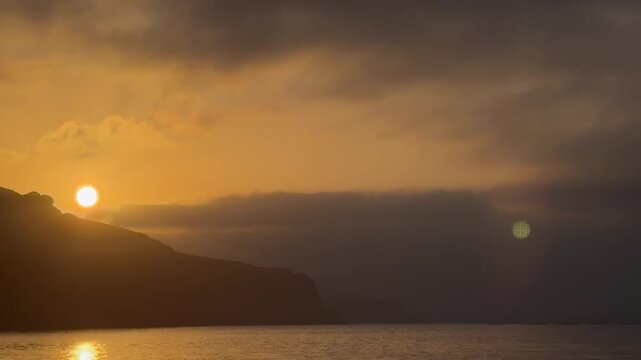 amanecer en las monta&ntilde;as en verano . luz de verano al amanecer 